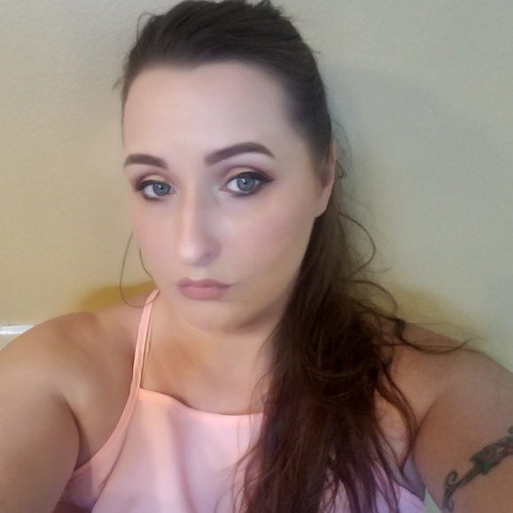 Meet your Posher, Amanda - Picture 3 of 3